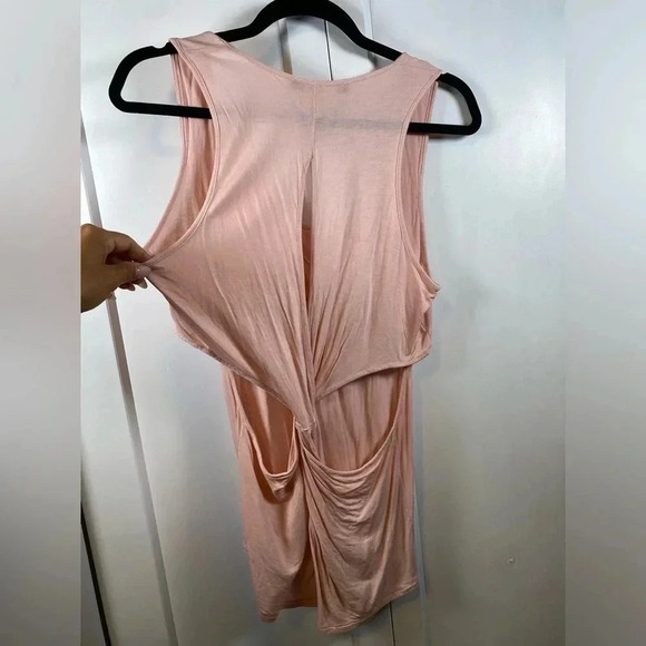 BCBGMAXAZRIA | Soft Pink Top with knotted cutout back details - medium - Picture 5 of 7